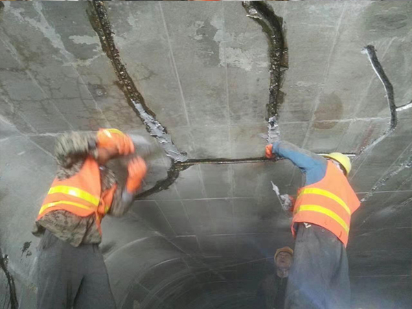 Tongliang Waterproofing crew sealing leaking concrete cracks
